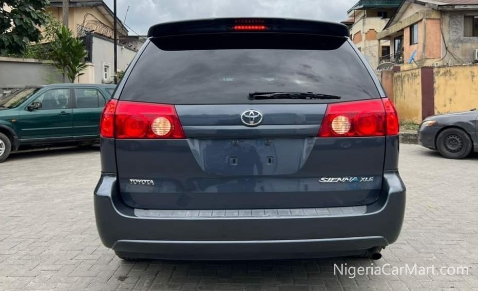 2010 Toyota Sienna FRESH SIENNA XLE Toyota sienna 2010 XLE LEATHER INTERIOR  Roof DVD Smooth Engine Foreign Used used car for sale in Lagos Nigeria -  NigeriaCarMart.com